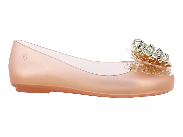 Zapato plano Mini Melissa color oro con adorno brillante en la punta.