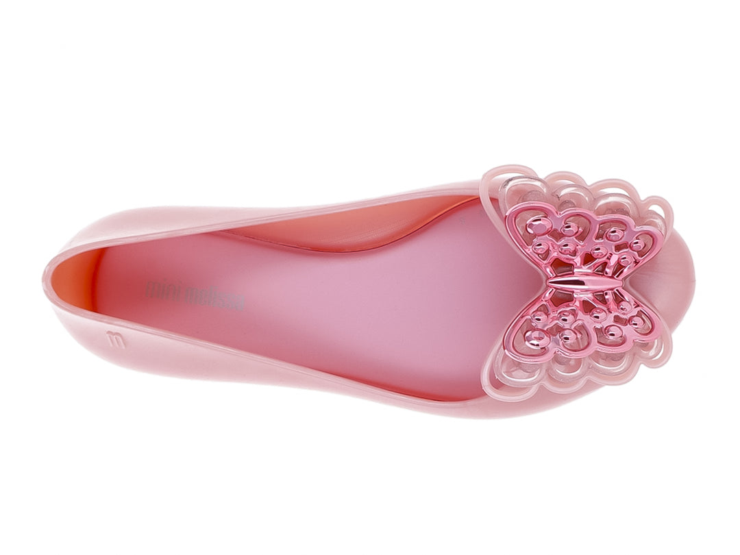 Zapato plano Mini Melissa color rosa perlado con adorno decorativo en la punta.