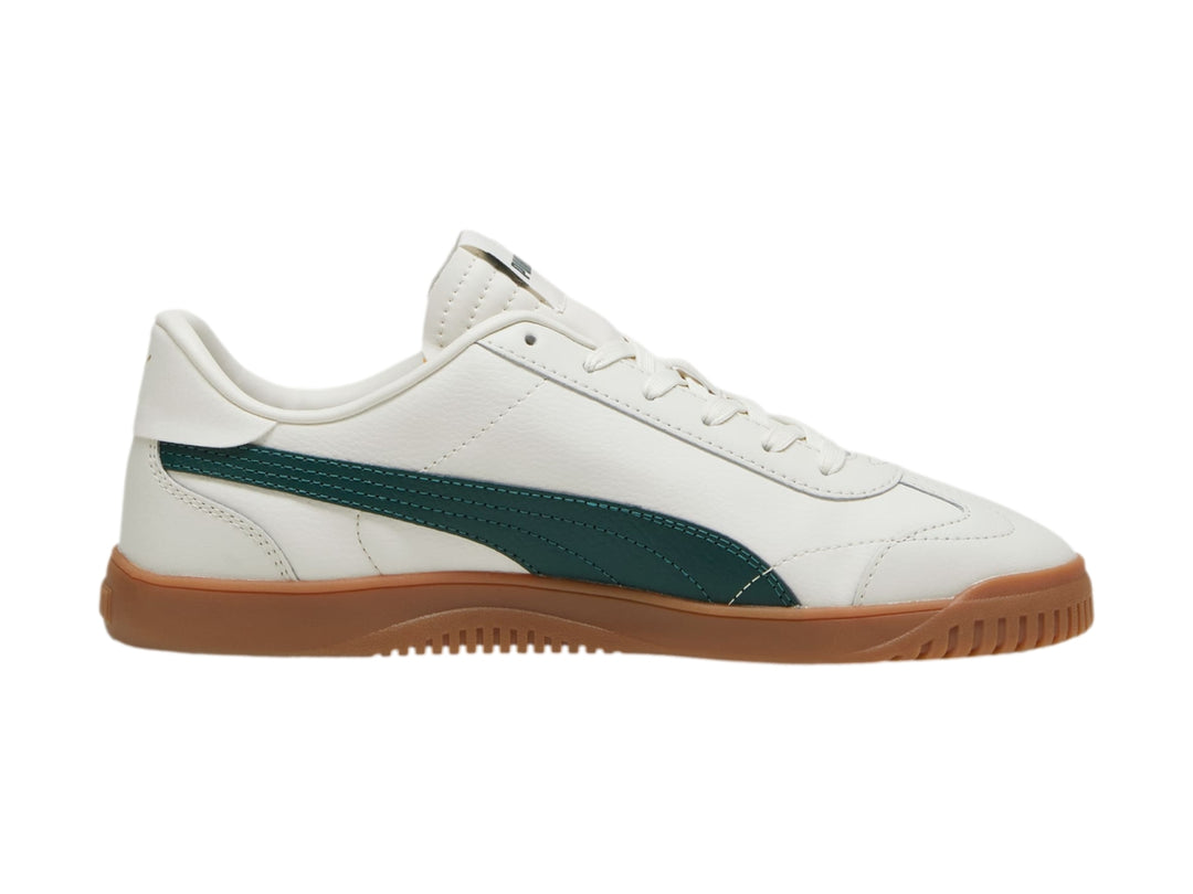 Tenis PUMA Club 5v5 color blanco con franja verde oscuro y suela de goma color café.