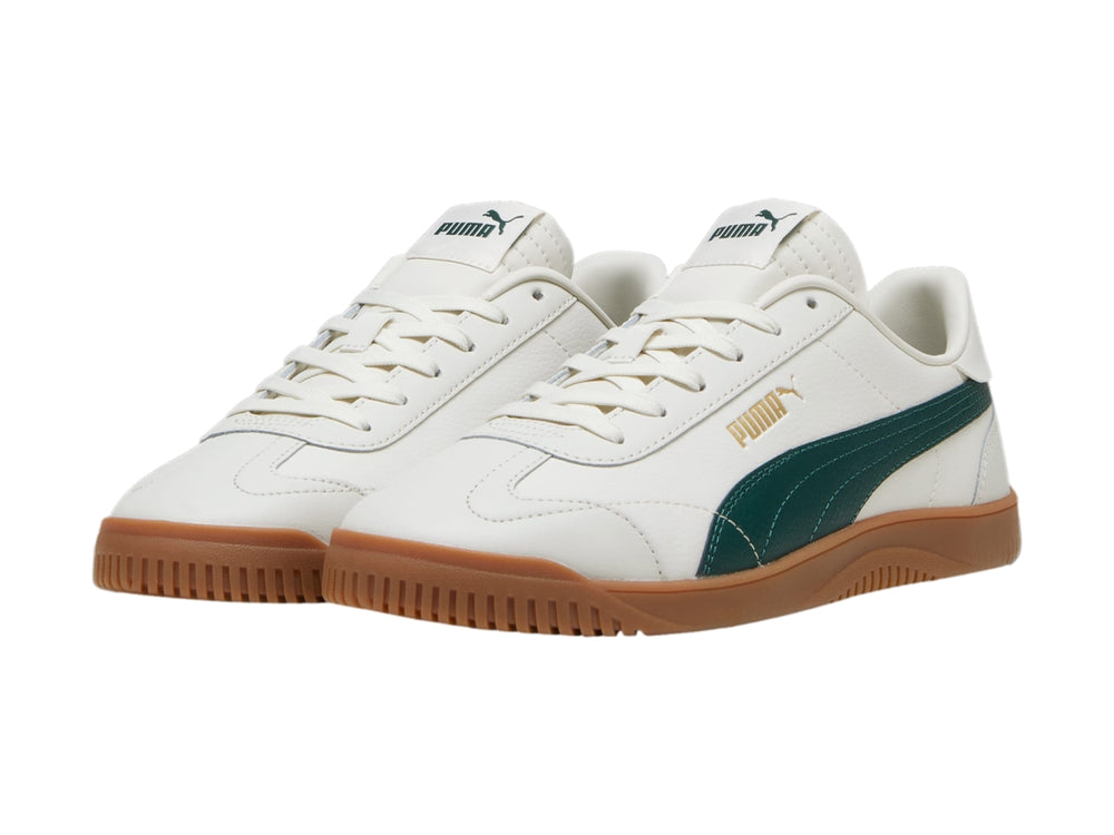 Tenis PUMA Club 5v5 color blanco con franja verde oscuro y suela de goma color café.