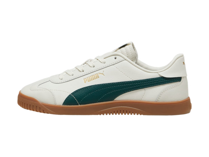 Tenis PUMA Club 5v5 color blanco con franja verde oscuro y suela de goma color café.