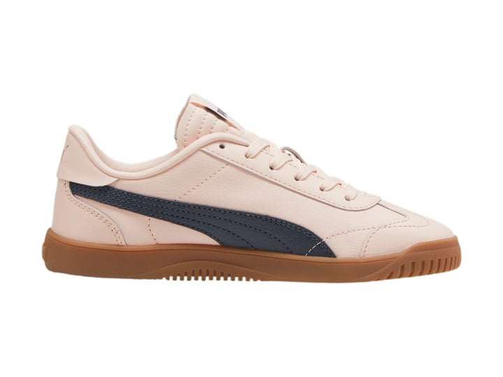 Tenis PUMA color rosa con franja lateral gris oscuro y suela de goma color caramelo.