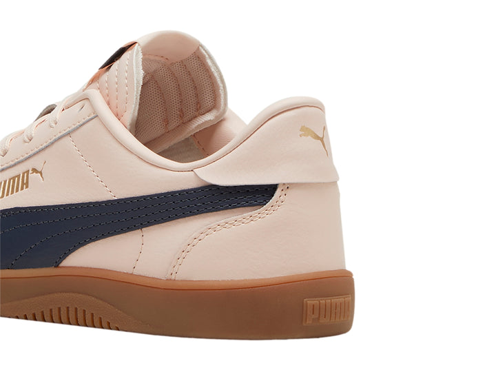 Tenis PUMA color rosa con franja lateral gris oscuro y suela de goma color caramelo.