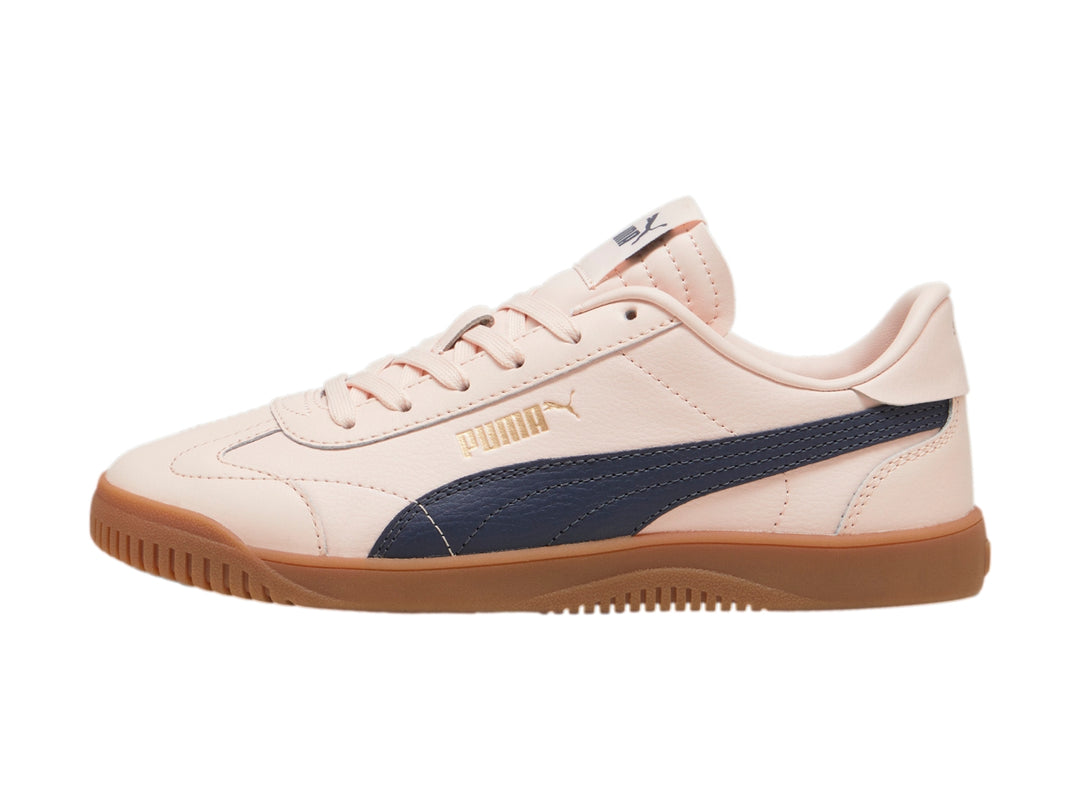 Tenis PUMA color rosa con franja lateral gris oscuro y suela de goma color caramelo.
