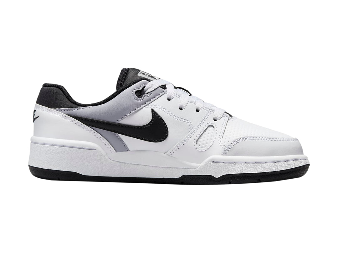 Tenis Nike Full Force Lo blancos con detalles en negro y gris, diseño deportivo de corte bajo.