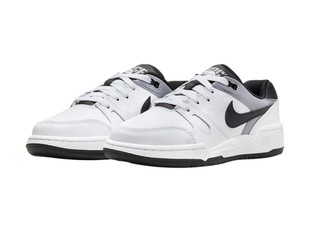 Tenis Nike Full Force Lo blancos con detalles en negro y gris, diseño deportivo de corte bajo.
