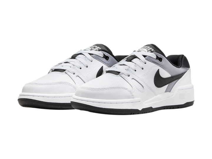 Tenis Nike Full Force Lo blancos con detalles en negro y gris, diseño deportivo de corte bajo.