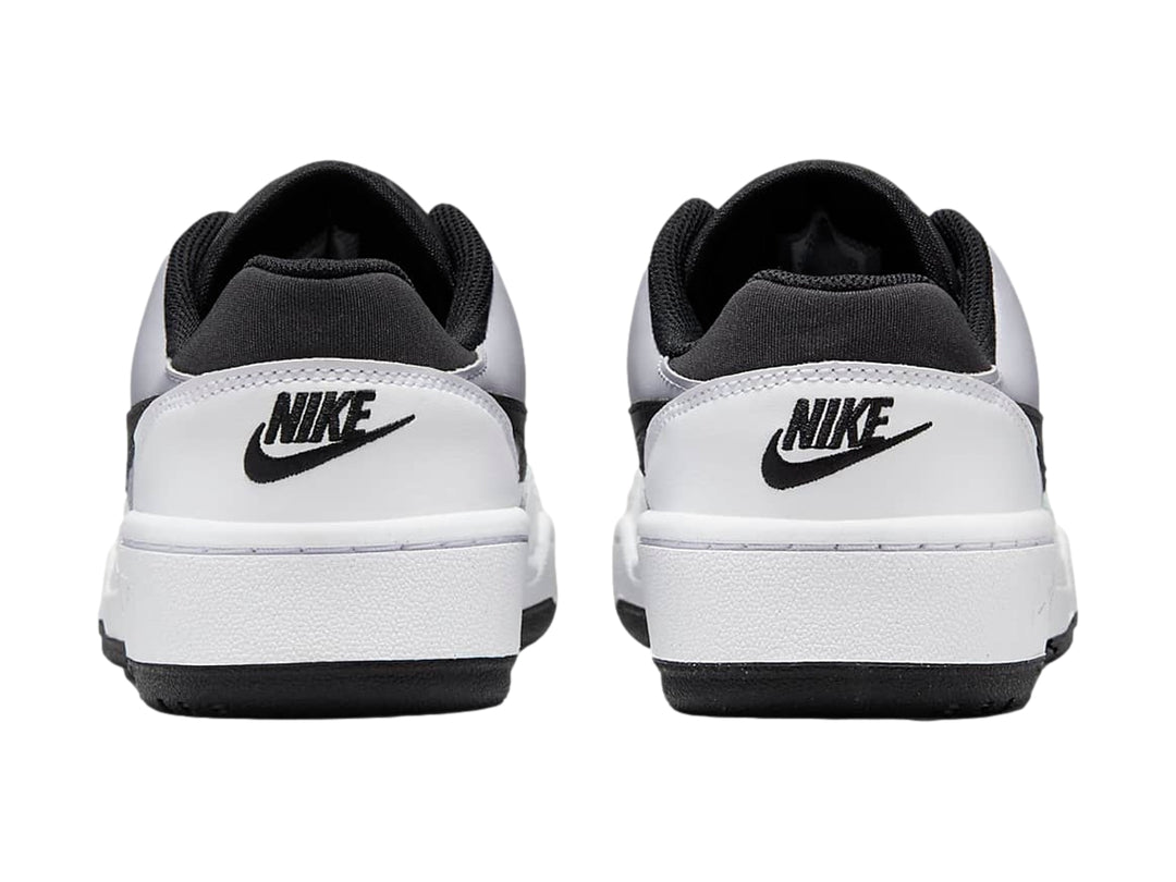 Tenis Nike Full Force Lo blancos con detalles en negro y gris, diseño deportivo de corte bajo.