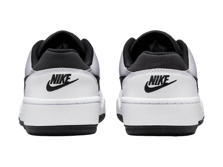 Tenis Nike Full Force Lo blancos con detalles en negro y gris, diseño deportivo de corte bajo.