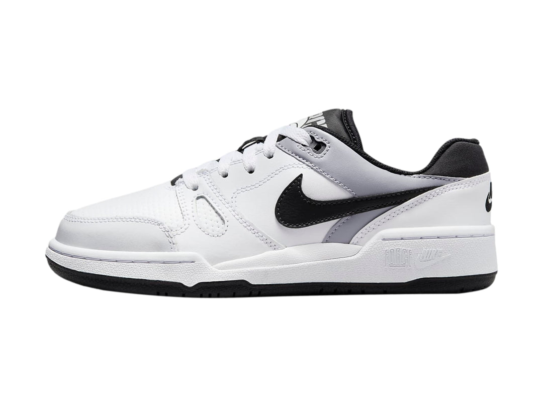 Tenis Nike Full Force Lo blancos con detalles en negro y gris, diseño deportivo de corte bajo.