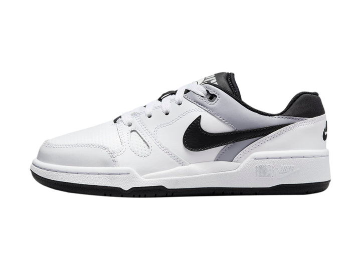 Tenis Nike Full Force Lo blancos con detalles en negro y gris, diseño deportivo de corte bajo.