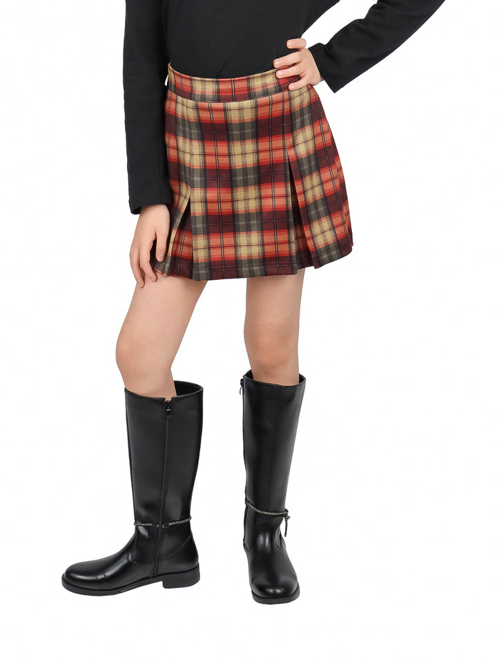 Falda corta a cuadros rojos y beige para niña, estilo escolar.