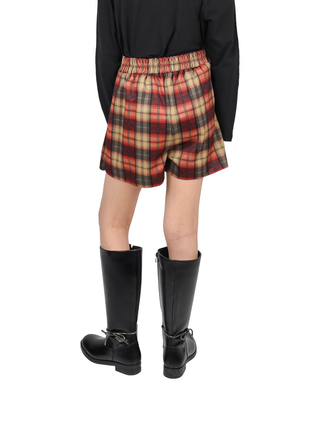 Falda corta a cuadros rojos y beige para niña, estilo escolar.