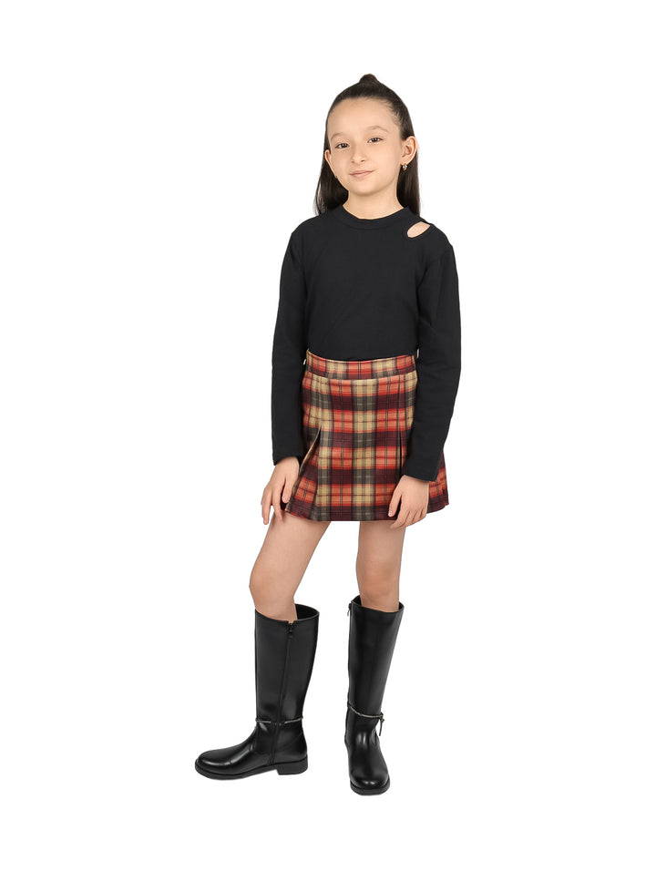Falda corta a cuadros rojos y beige para niña, estilo escolar.