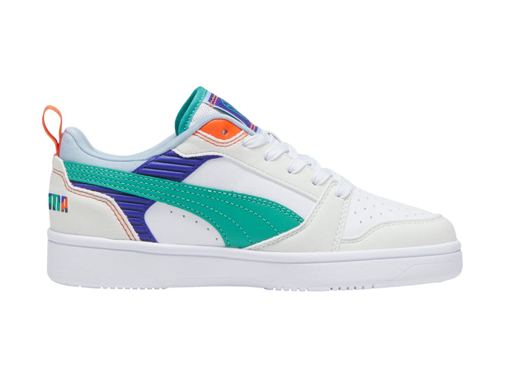 Tenis PUMA Rebound V6 Lo blancos con detalles en verde, azul y naranja para niños.