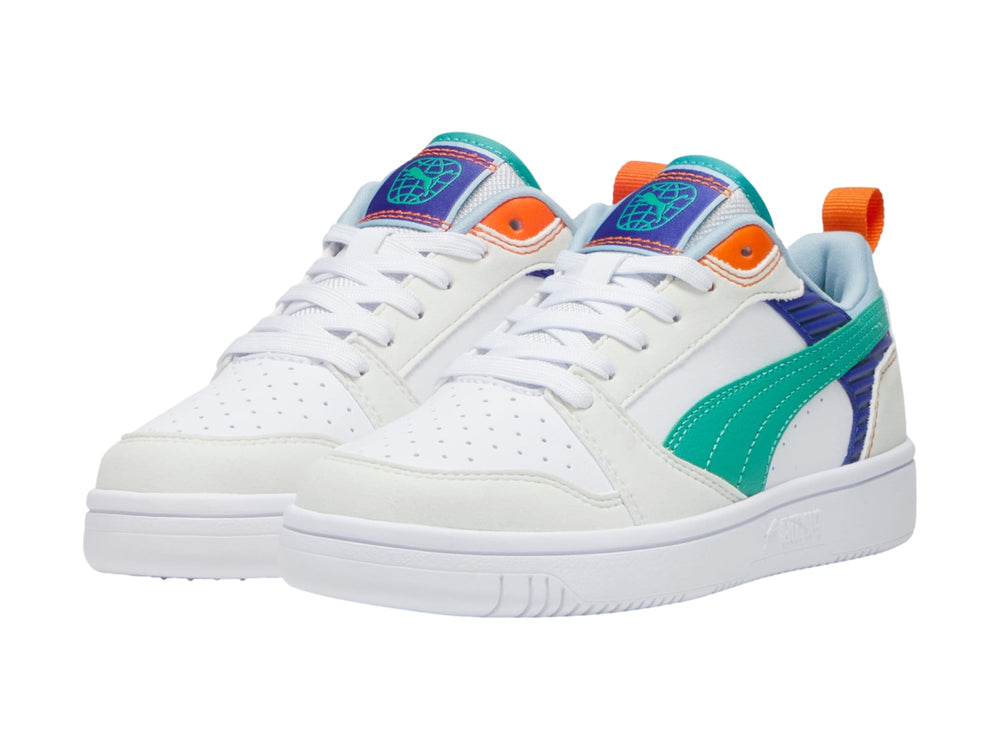 Tenis PUMA Rebound V6 Lo blancos con detalles en verde, azul y naranja para niños.