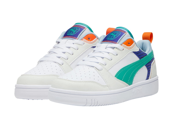 Tenis PUMA Rebound V6 Lo blancos con detalles en verde, azul y naranja para niños.