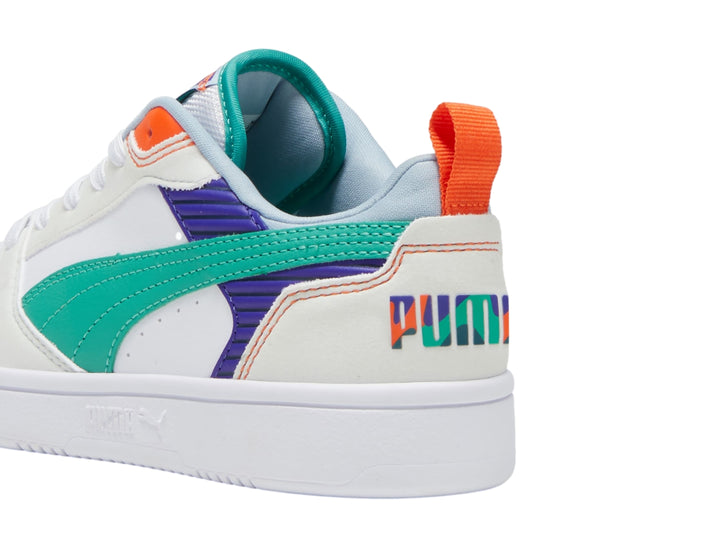 Tenis PUMA Rebound V6 Lo blancos con detalles en verde, azul y naranja para niños.