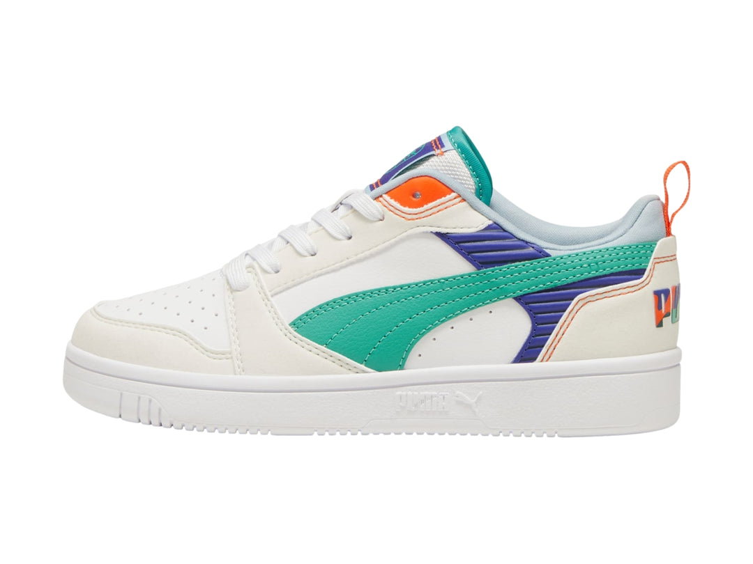 Tenis PUMA Rebound V6 Lo blancos con detalles en verde, azul y naranja para niños.