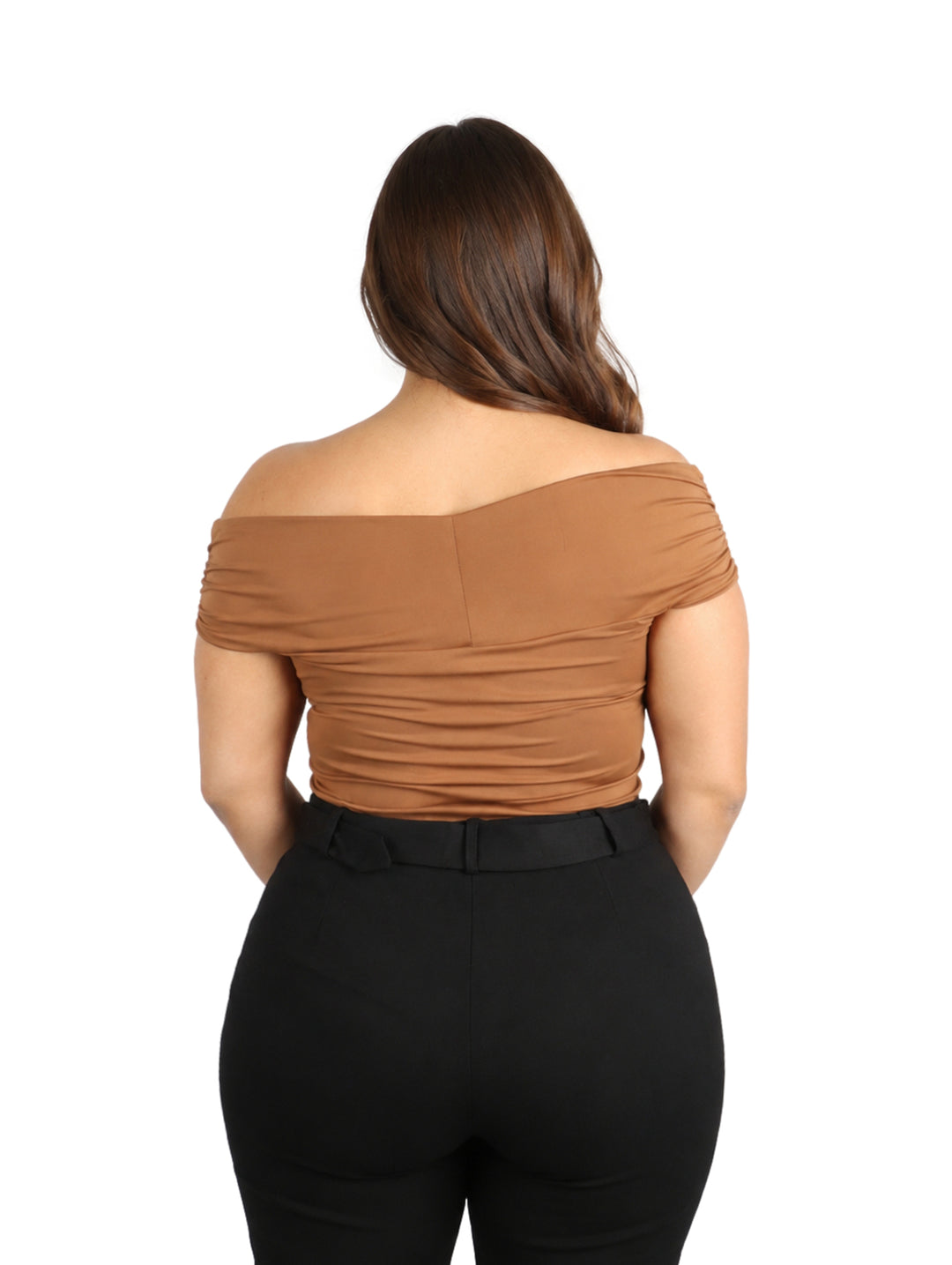 Blusa color café de hombros descubiertos con diseño cruzado al frente.