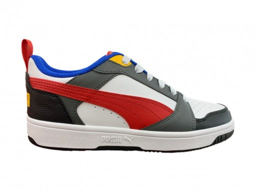 Tenis PUMA Rebound V6 Lo JR en colores blanco, rojo, gris y azul con suela blanca.