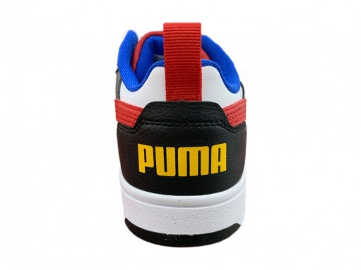 Tenis PUMA Rebound V6 Lo JR en colores blanco, rojo, gris y azul con suela blanca.