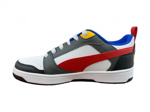 Tenis PUMA Rebound V6 Lo JR en colores blanco, rojo, gris y azul con suela blanca.
