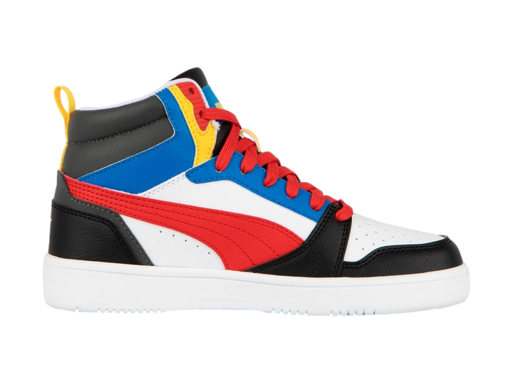 Tenis PUMA Rebound V6 Mid JR multicolores en blanco, rojo, azul y negro con suela blanca.