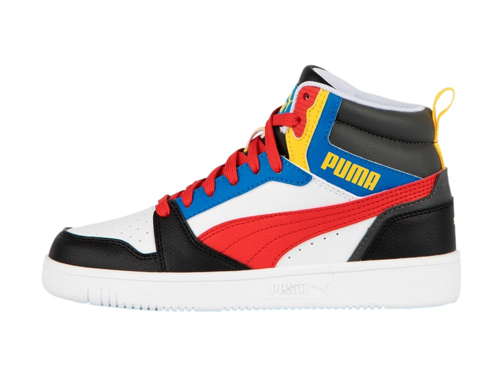 Tenis PUMA Rebound V6 Mid JR multicolores en blanco, rojo, azul y negro con suela blanca.