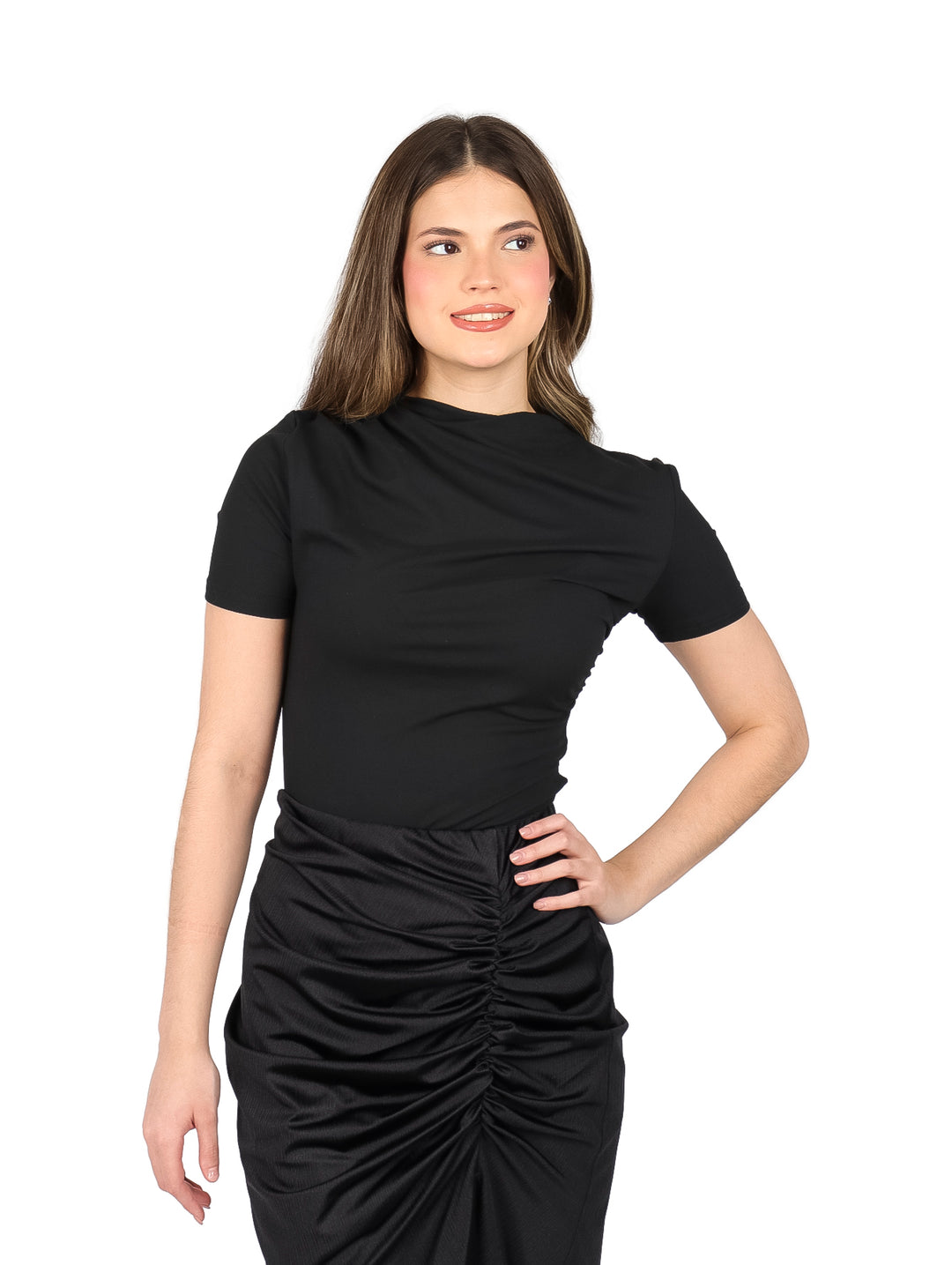 Mujer vistiendo blusa negra ajustada de manga corta y falda negra con fruncido frontal.