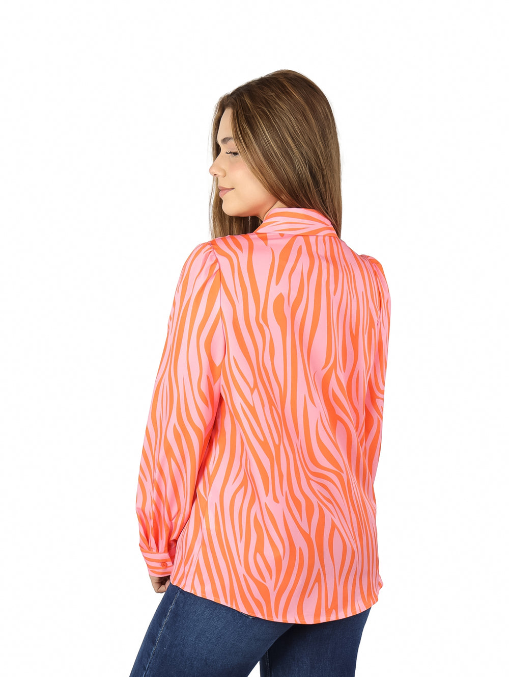 Blusa de manga larga para mujer con estampado animal print en colores rosa y naranja.