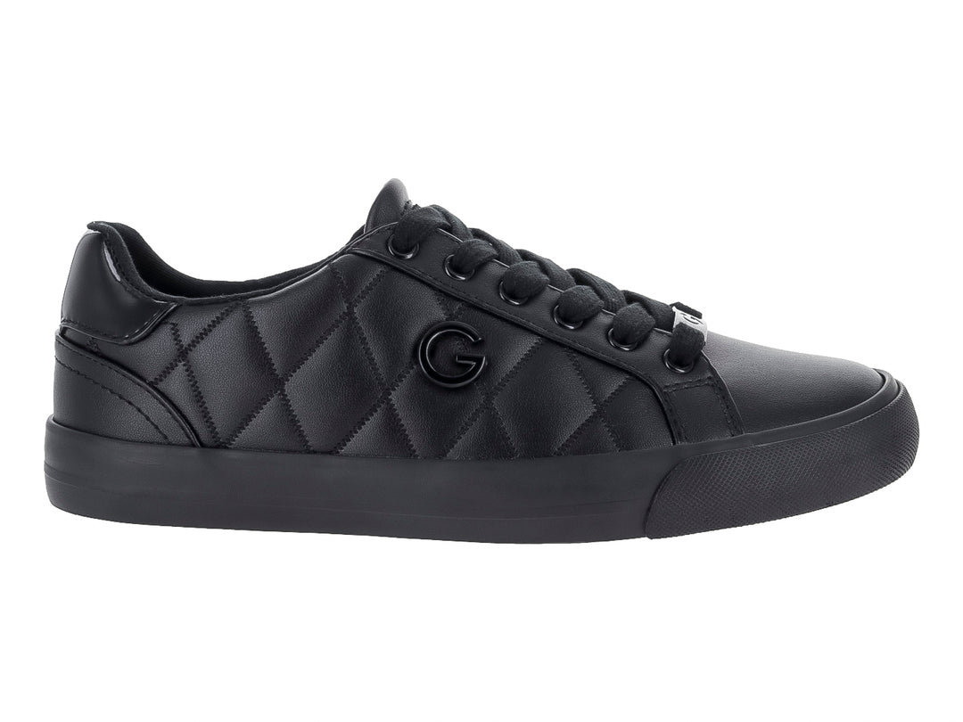 Tenis negros de material sintético con diseño acolchado lateral y suela negra.
