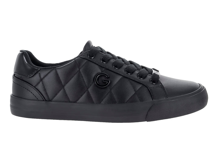 Tenis negros de material sintético con diseño acolchado lateral y suela negra.