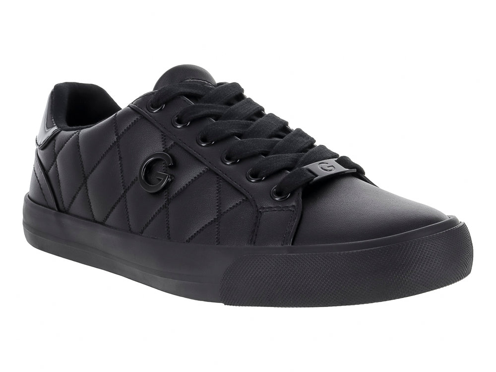 Tenis negros de material sintético con diseño acolchado lateral y suela negra.