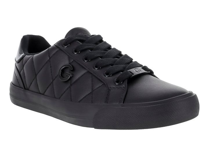 Tenis negros de material sintético con diseño acolchado lateral y suela negra.