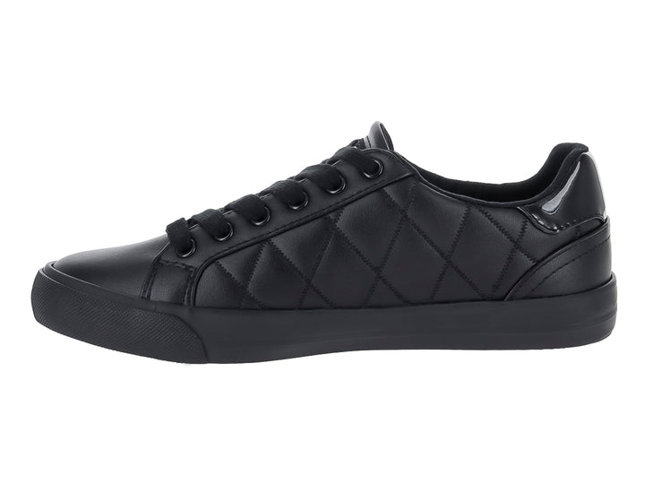 Tenis negros de material sintético con diseño acolchado lateral y suela negra.
