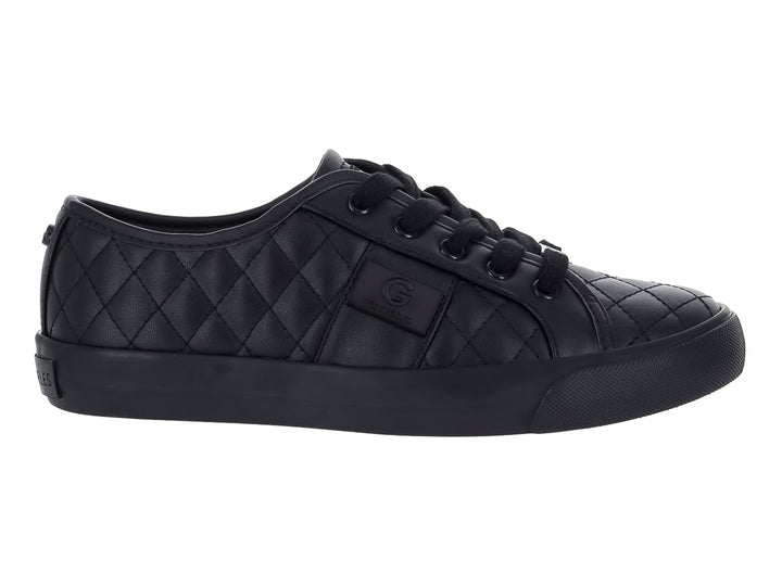Zapato casual GBG color negro con textura acolchada en forma de rombos y suela plana.
