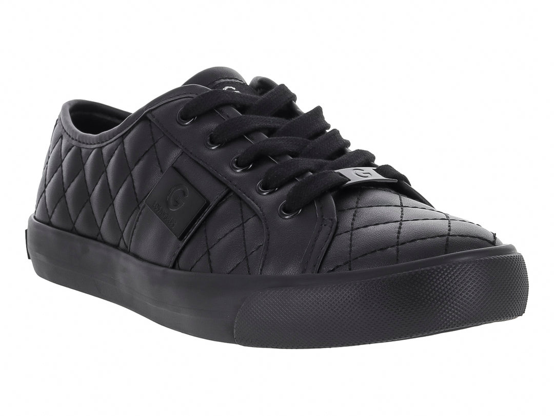 Zapato casual GBG color negro con textura acolchada en forma de rombos y suela plana.