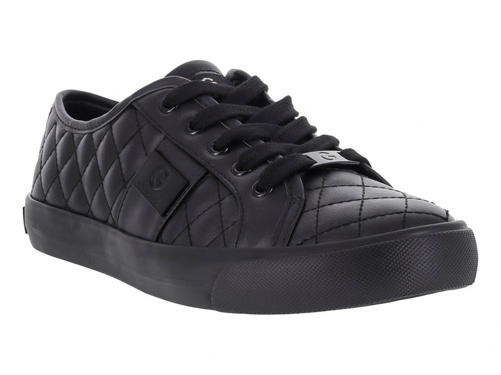 Zapato casual GBG color negro con textura acolchada en forma de rombos y suela plana.