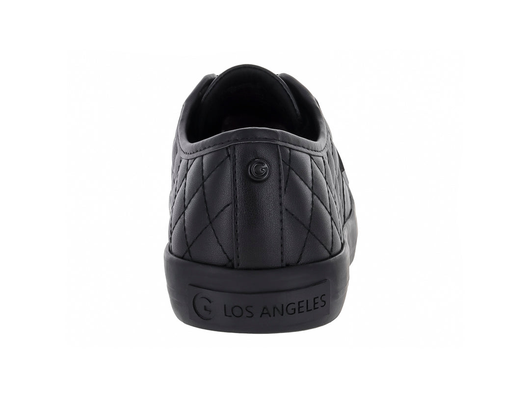 Zapato casual GBG color negro con textura acolchada en forma de rombos y suela plana.