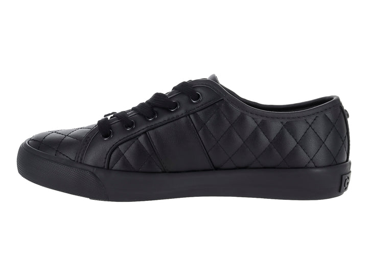 Zapato casual GBG color negro con textura acolchada en forma de rombos y suela plana.