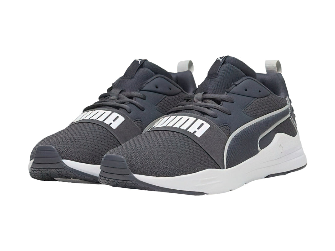 Tenis PUMA Wired Run Pure en color gris oscuro con suela blanca y detalles lineales claros.