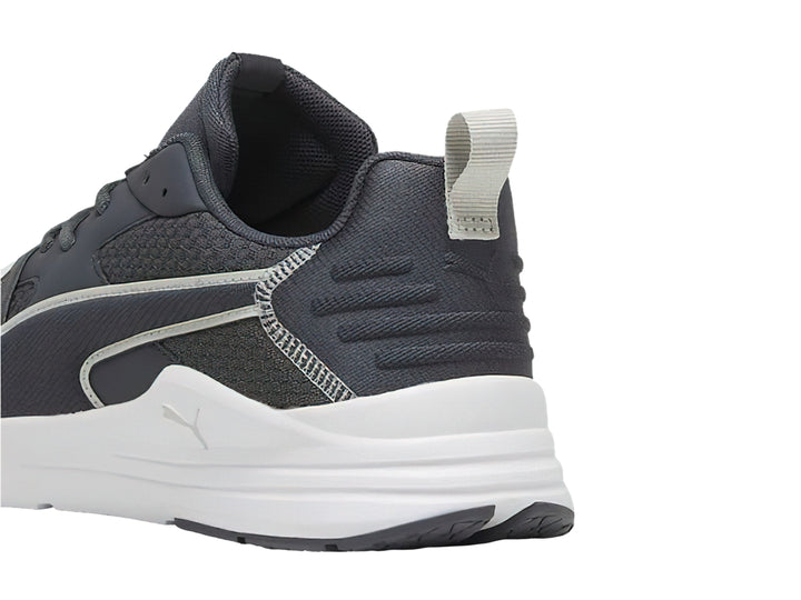 Tenis PUMA Wired Run Pure en color gris oscuro con suela blanca y detalles lineales claros.