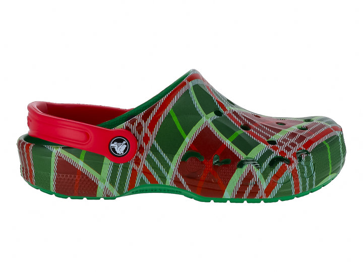 Zuecos Crocs con diseño de cuadros en rojo y verde y correa trasera ajustable.
