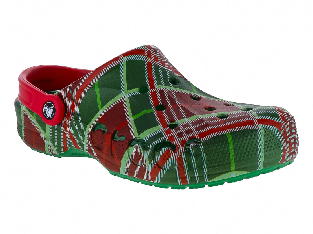 Zuecos Crocs con diseño de cuadros en rojo y verde y correa trasera ajustable.