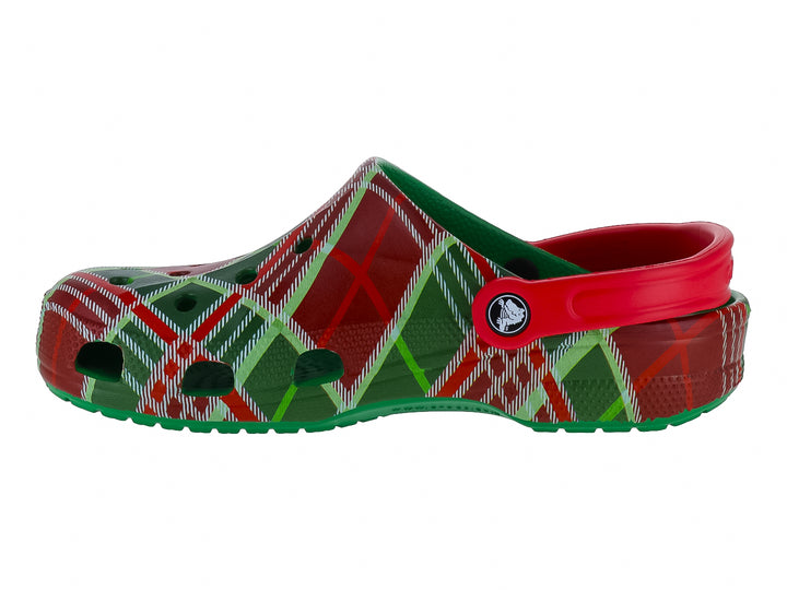 Zuecos Crocs con diseño de cuadros en rojo y verde y correa trasera ajustable.