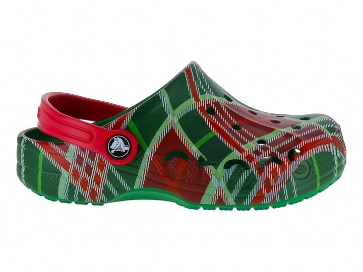 Zuecos Crocs infantiles con estampado de cuadros rojos y verdes estilo navideño.