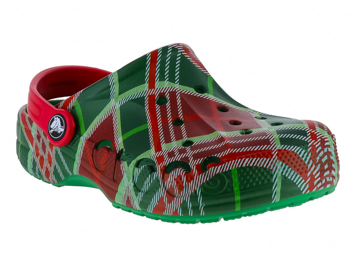 Zuecos Crocs infantiles con estampado de cuadros rojos y verdes estilo navideño.