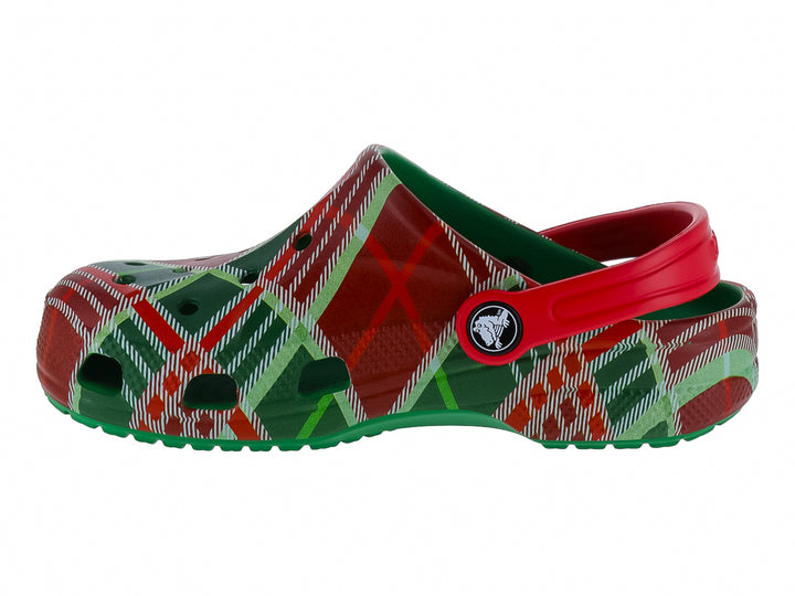 Zuecos Crocs infantiles con estampado de cuadros rojos y verdes estilo navideño.