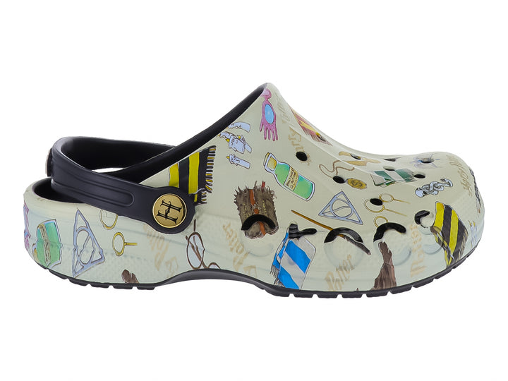 Zuecos Crocs beige con diversos estampados de Harry Potter y correa negra ajustable.